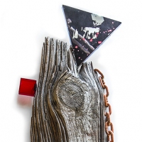 SSydney-triangle-wood-red-square-chain